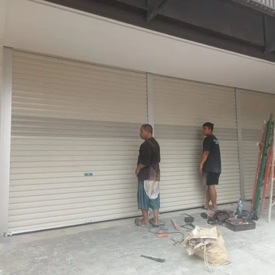 Rolling door ruko 3 bukaan, warna krem