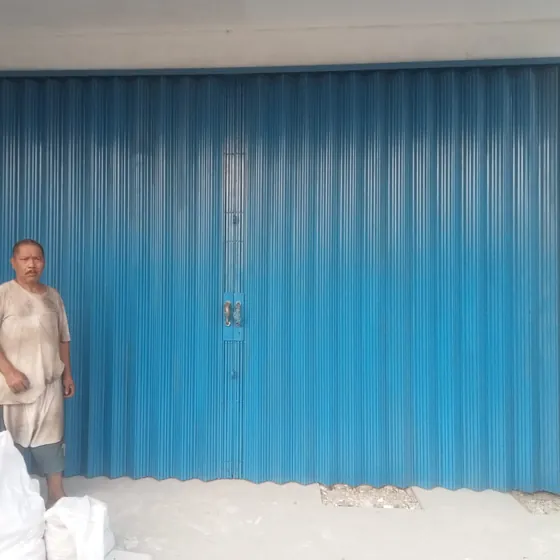 Folding gate biru, bukaan lebar