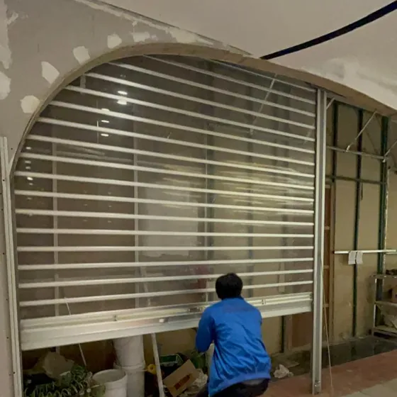 Rolling door polycarbonate di bukaan lengkung