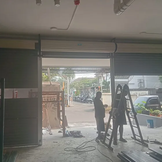 Rolling door dengan box penutup gulungan