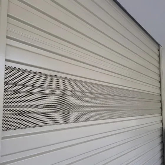 Rolling door dengan strip perforated