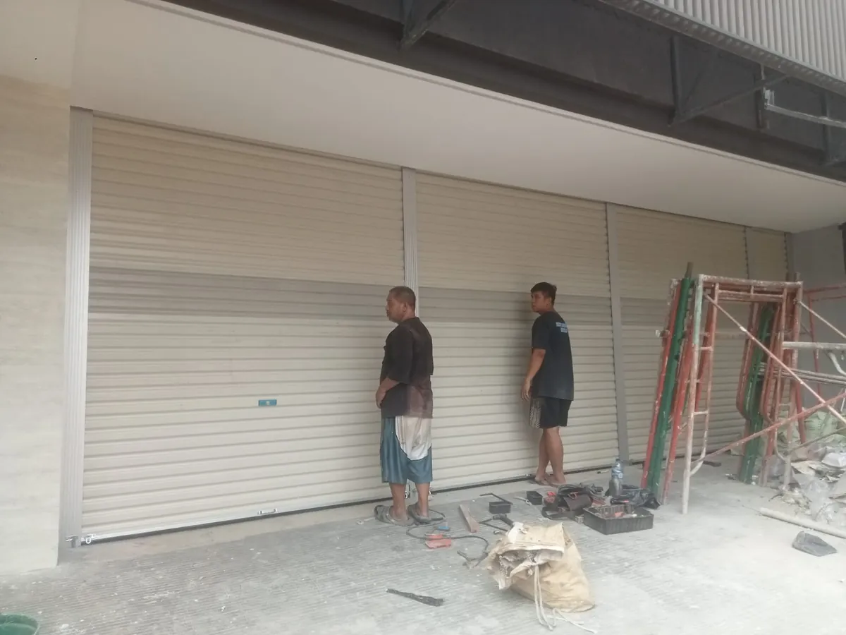 Pemasangan rolling door baru di ruko
