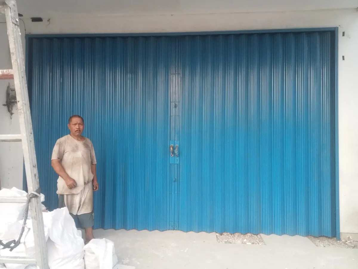 Tim teknisi Rolling Door Jakarta di samping kendaraan kerja