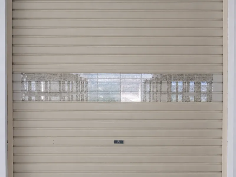 Rolling door one sheet warna krem dengan strip jendela