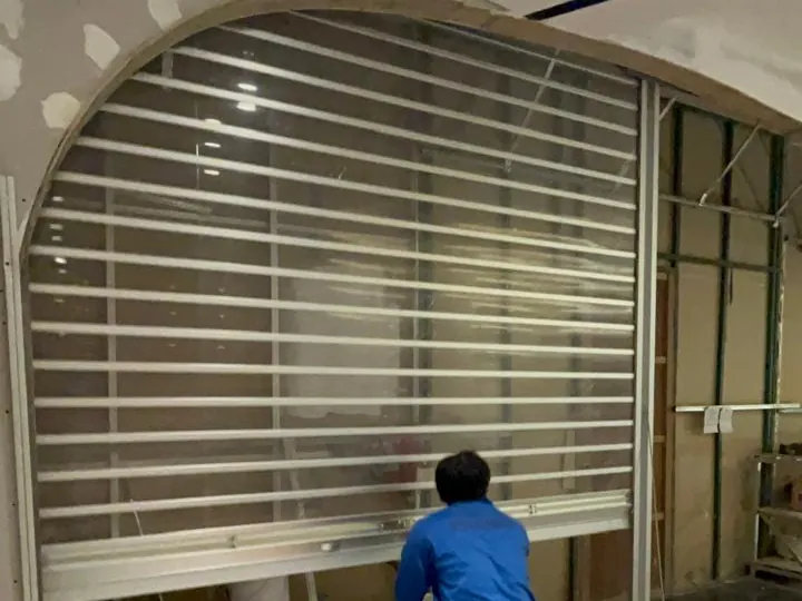 Pemasangan rolling door polycarbonate di toko pusat perbelanjaan