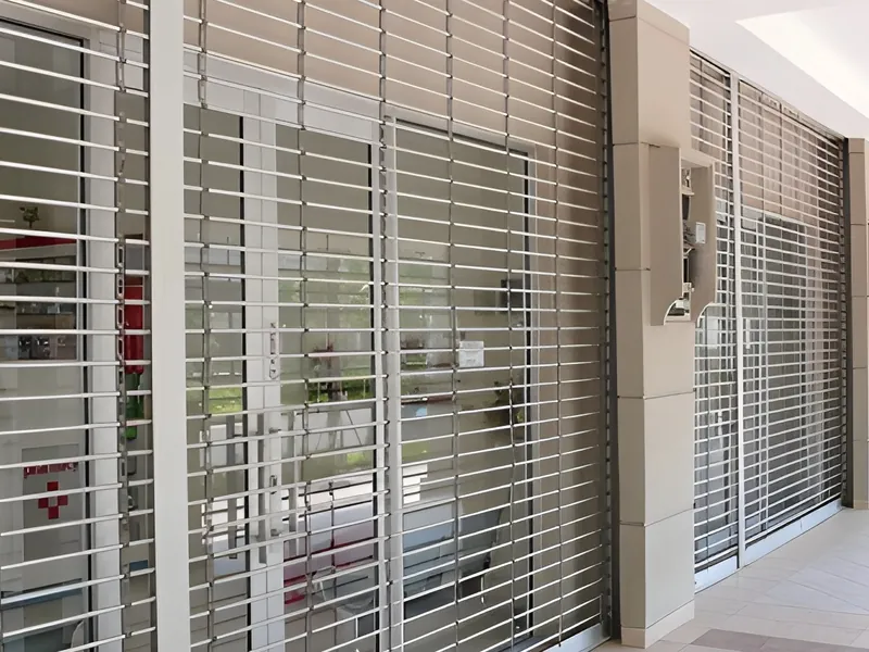 Rolling grille di deretan toko