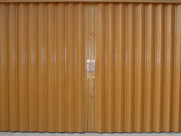 Folding gate warna kayu dengan kunci tengah